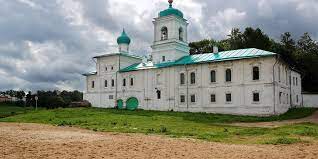 Подробнее о статье Мирожский монастырь в Пскове: святыня с историческим блеском
